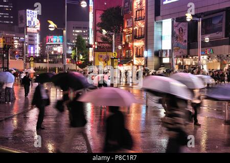 TOKYO, Giappone - 9 Maggio 2012: persone shop sotto la pioggia nel quartiere di Shinjuku di Tokyo. Shinjuku è uno dei reparti speciali di Tokyo. 337,556 persone vivono qui. Foto Stock