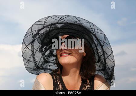 Iffezheim, moda, elegantemente vestito donna con cappello sul Racecourse Foto Stock