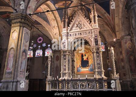 Firenze, Italia - 1 Maggio 2015: vista interna della chiesa di Orsanmichele a Firenze, Italia. Il punto di riferimento è stato costruito nel 1337 e si trova in Via Calzaiuol Foto Stock