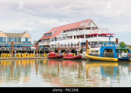 Steveston, British Columbia, Canada - 24 Giugno 2018: turisti attendere in linea vicino al Fishermans Wharf prima di salire a bordo di barche per un whale watching tour, Foto Stock