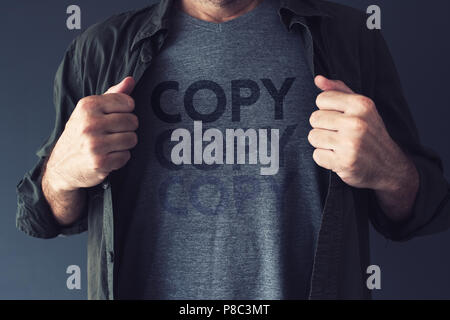 Copiona e concetto di plagio, ripetendo parola Copia di fading su guy t-shirt donna Foto Stock