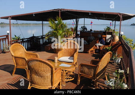 Laos: il prendisole di un legno Crociera Mekong barca vicino Pakse-City Foto Stock