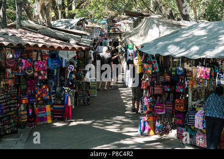 PUERTO VALLARTA, Messico - 10 Marzo 2018: Turistica di acquistare da un array di colorati souvenir in vendita presso il cuale isola il mercato delle pulci, nella vecchia Puerto V Foto Stock