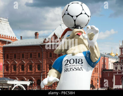 Mosca, Russia - Giugno, 17, 2017 La mascotte ufficiale del 2018 FIFA World Cup e la FIFA Confederations Cup 2017 wolf Zabivaka presso il maneggio Squar Foto Stock