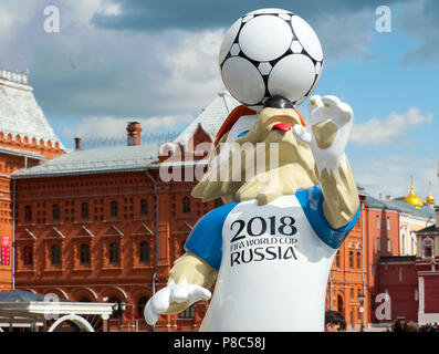 Mosca, Russia - Giugno, 17, 2017 La mascotte ufficiale del 2018 FIFA World Cup e la FIFA Confederations Cup 2017 wolf Zabivaka presso il maneggio Squar Foto Stock