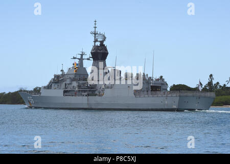 180709-N-OS584-0294 PEARL HARBOR (Luglio 09, 2018) Sito ufficiale della Royal Navy frigate HMAS Toowoomba (FFH 156) si diparte la base comune di Pearl Harbor Hickam durante RIMPAC 2018. Venticinque nazioni, 46 navi, cinque sommergibili, circa 200 aerei, e 25.000 personale partecipano RIMPAC dal 27 giugno al 2 agosto in e intorno alle Isole Hawaii e la California del Sud. Il più grande del mondo marittimo internazionale esercitazione RIMPAC offre una singolare opportunità di formazione promuovendo e sostenendo le relazioni cooperative tra i partecipanti sono fondamentali per garantire la sicurezza dei corridoi di traffico e di sicurezza di t Foto Stock