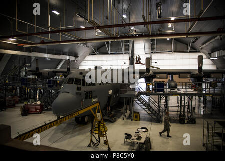 179Th Airlift Wing manutenzione membri lavorano su un C-130H Hercules, 20 giugno 2018. Il aviatori hanno ispezionato e la manutenzione di aeromobili per tenerlo battenti. (U.S. Air National Guard foto di Capt. Paolo Stennet/rilasciato) Foto Stock