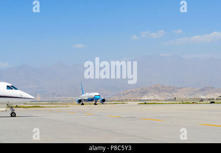 Aviosuperficie di Bagram, Afghanistan (Luglio 9, 2018) -- Un aereo con gli Stati Uniti Il segretario di Stato Mike Pompeo arriva a Bagram Airfield, Afghanistan luglio 9, 2018. Pompeo si è incontrato con gli ambasciatori e i leader militari durante la sua visita in Afghanistan. (U.S. Air Force foto di Tech. Sgt. Sharida Jackson) Foto Stock