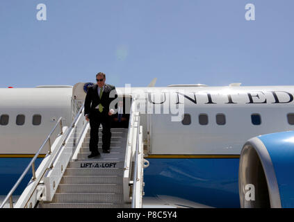 Aviosuperficie di Bagram, Afghanistan (Luglio 9, 2018) - USA Il segretario di Stato Mike Pompeo arriva a Bagram Airfield, Afghanistan.(STATI UNITI Air Force foto di Tech. Sgt. Sharida Jackson) Foto Stock