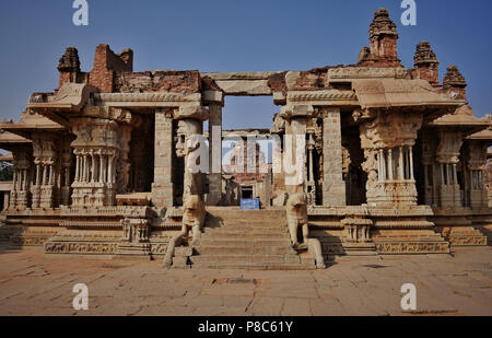 Vista in rovina di Mandapa principale avente 1000 pilastri musicali -Vijaya Vitthala tempio, Hampi. Foto Stock