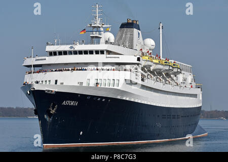 Più antico del mondo ancora serve cruiseship Astoria nel canale di Kiel Foto Stock