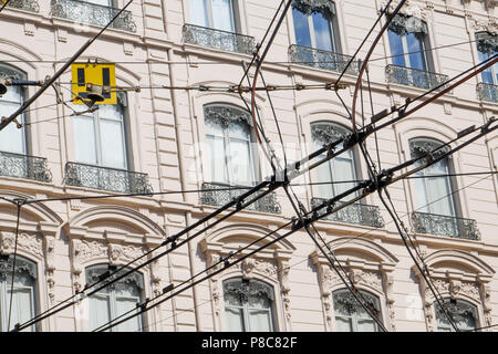 Edifici classici e linee filobus, Lione, Francia Foto Stock