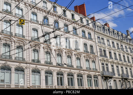 Edifici classici e linee filobus, Lione, Francia Foto Stock