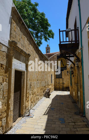 La parete esterna della restaurata chiesa armena e Monastero nel nord Nicosia (Lefkosa), Repubblica Turca di Cipro del Nord Foto Stock