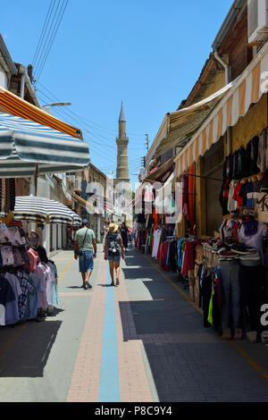 Open-air sul mercato Arasta strada che conduce alla Moschea Selimiye nella parte nord di Nicosia (Lefkosa), Repubblica Turca di Cipro del Nord Foto Stock