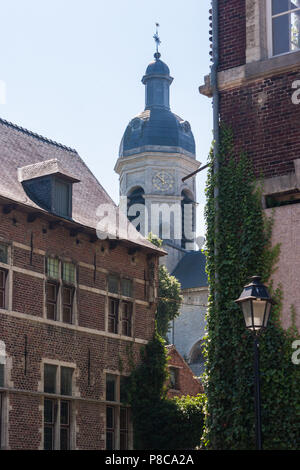 La torre dell orologio all Abbazia di Vlierbeek a Leuven, in Belgio, in un giorno di estate. Foto Stock