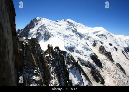 Anche durante il periodo estivo il ghiaccio e la neve è onnipresente sul Mont Blanc. Visto dalla piattaforma di osservazione sulla parte superiore dell'Aiguille du Midi in Francia Foto Stock