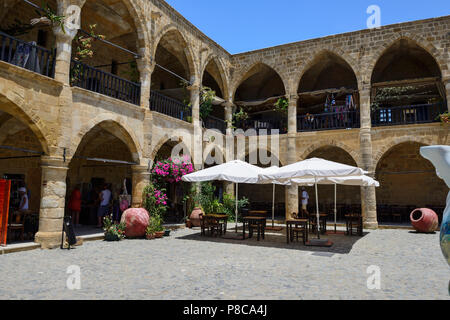 Il cortile di Buyuk Han, un ex caravanserai, nella parte nord di Nicosia (Lefkosa), Repubblica Turca di Cipro del Nord Foto Stock