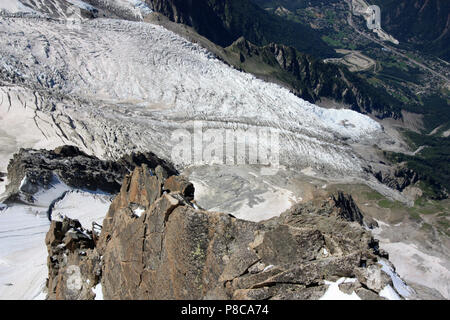 Lobo sul ghiacciaio del Mont Blanc in direzione Chamonix, Francia. Visto dalla vetta del Aiguille du Midi Foto Stock