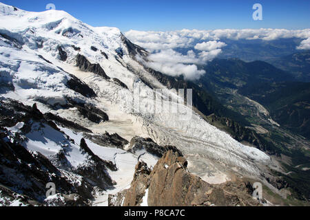 Lobo sul ghiacciaio del Mont Blanc in direzione Chamonix, Francia. Visto dalla vetta del Aiguille du Midi Foto Stock