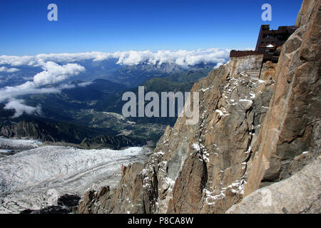 Lobo sul ghiacciaio del Mont Blanc in direzione Chamonix, Francia. Visto dalla piattaforma di osservazione sulla Aiguille du Midi Foto Stock