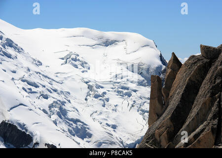 Anche durante il periodo estivo il ghiaccio e la neve è onnipresente sul Mont Blanc. Visto dall'Aiguille du Midi in Francia Foto Stock