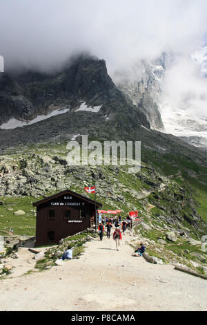 Gli escursionisti in corrispondenza di una baita di montagna al piano-de-l'Aiguille sul massiccio del Monte Bianco in Francia Foto Stock