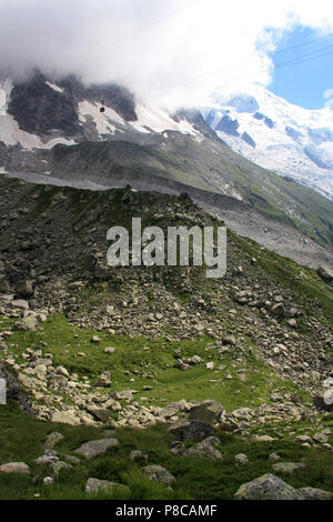 Funivia, voce per il picco dell'Aiguille du Midi, passando il piano-de-l'Aiguille sul massiccio del Monte Bianco in Francia Foto Stock