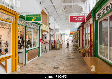 All'interno del vecchio mercato di un bauletto portaoggetti a Bideford Devon England Regno Unito mostra una selezione di negozi di artigianato Foto Stock