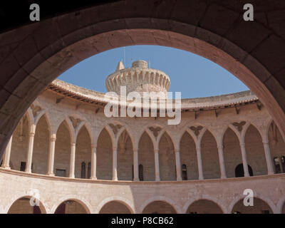 La galleria circolare e il mastio o torre di castello di Bellver in Palma de Mallorca. Foto Stock