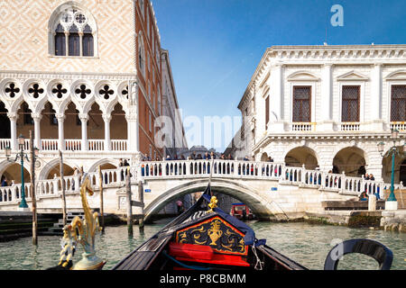 Gondola brow andando verso il ponte di ponte della Paglia a Venezia, Italia sulla giornata di sole Foto Stock