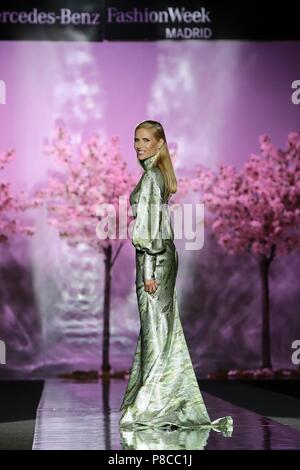 DESFILE DE ANNIBALE LAGUNA EN LA MBMFW JUDIT MASCO; 10/07/2018 luglio 10, 2018 - Madrid, Spagna - un modello passeggiate sulla pista durante la HANNIBAL LAGUNA fashion show come parte del Madrid Mercedes Benz Fashion Week Primavera/Estate 2019 presso il centro fieristico Ifema sulla luglio 10, 2018 a Madrid, Spagna Quilez/711/Cordon premere Foto Stock