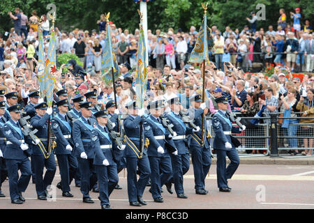 Il centro commerciale di Londra, Regno Unito. 10 Luglio, 2018. Il personale di RAF sfilando lungo il centro commerciale durante la RAF100 celebrazioni, Londra, Regno Unito. La parata era parte di una serie di eventi per celebrare il centesimo anniversario della RAF. La Royal Air Force è stato formato verso la fine della prima guerra mondiale il 1 aprile 1918 ed è il più antico di impianto autonomo di aria forza nel mondo. Credito: Michael Preston/Alamy Live News Foto Stock