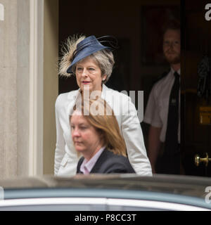 A Downing Street, Londra, Regno Unito. Il 10 luglio 2018. PM Theresa Maggio lascia 10 di Downing Street per RAF100 servizio a Westminster Abbey dopo aver mischiato riunione del gabinetto a seguito di dimissioni del Segretario Brexit David Davis e segretario di Stato per gli affari esteri Boris Johnson su PM's Brexit strategia. Credito: Malcolm Park/Alamy Live News. Foto Stock