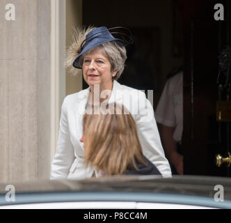 A Downing Street, Londra, Regno Unito. Il 10 luglio 2018. PM Theresa Maggio lascia 10 di Downing Street per RAF100 servizio a Westminster Abbey dopo aver mischiato riunione del gabinetto a seguito di dimissioni del Segretario Brexit David Davis e segretario di Stato per gli affari esteri Boris Johnson su PM's Brexit strategia. Credito: Malcolm Park/Alamy Live News. Foto Stock