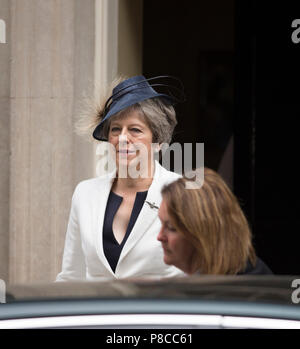 A Downing Street, Londra, Regno Unito. Il 10 luglio 2018. PM Theresa Maggio lascia 10 di Downing Street per RAF100 servizio a Westminster Abbey dopo aver mischiato riunione del gabinetto a seguito di dimissioni del Segretario Brexit David Davis e segretario di Stato per gli affari esteri Boris Johnson su PM's Brexit strategia. Credito: Malcolm Park/Alamy Live News. Foto Stock