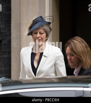 A Downing Street, Londra, Regno Unito. Il 10 luglio 2018. PM Theresa Maggio lascia 10 di Downing Street per RAF100 servizio a Westminster Abbey dopo aver mischiato riunione del gabinetto a seguito di dimissioni del Segretario Brexit David Davis e segretario di Stato per gli affari esteri Boris Johnson su PM's Brexit strategia. Credito: Malcolm Park/Alamy Live News. Foto Stock