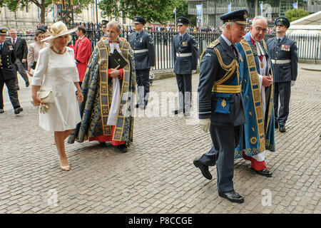 Londra, Regno Unito. 10 Luglio, 2018. Camilla, la duchessa di Cornovaglia e il principe Charles, Principe di Galles assiste un servizio per il centenario della Royal Air Force martedì 10 luglio 2018 tenutasi presso l'Abbazia di Westminster , Londra. Nella foto: Camilla, la duchessa di Cornovaglia , il principe Charles, Principe di Galles. Credito: Julie Edwards/Alamy Live News Foto Stock