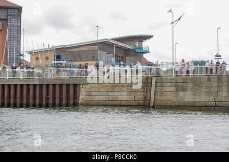 Sunderland, Regno Unito. 10 Luglio, 2018. Sepctators raccogliere nel 'Roker riveria " per assistere alla finale Tall Ships immettere per il giorno. Credito: Dan Cooke Credito: Dan Cooke/Alamy Live News Foto Stock