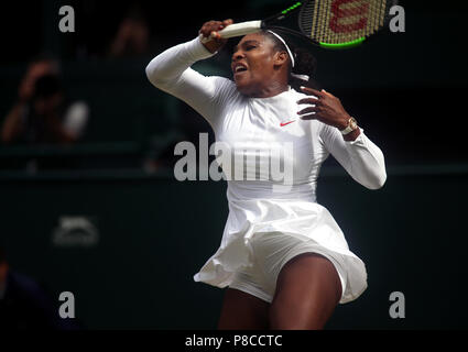 Londra, Regno Unito. 10 Luglio, 2018. Wimbledon Tennis: Serena Williams sul suo modo di sconfiggere l'Italia Camila Georgi per avanzare alla semi-finale a Wimbledon oggi. Credito: Adam Stoltman/Alamy Live News Foto Stock