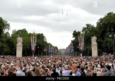 Londra, Regno Unito. 10 Luglio, 2018. Enorme folla guarda la RAF100 flypast Over The Mall, Londra, Regno Unito. Il flypast è la più grande concentrazione di aerei militari visto oltre la capitale negli ultimi di memoria e il più grande mai intrapreso dalla Royal Air Force (RAF). Faceva parte di una serie di eventi per celebrare il centesimo anniversario della RAF e ha coinvolto circa un centinaio di aerei ed elicotteri, che spaziano da aeroplani storici - Spitfire ed Hurricane fighters - attraverso la RAF più allo stato dell'arte dei velivoli attuali. Credito: Michael Preston/Alamy Live News Foto Stock