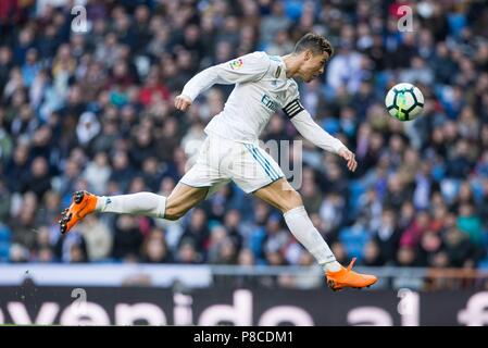 Del Real Madrid in avanti portoghese Cristiano Ronaldo durante La Liga partita di calcio tra il Real Madrid e Alaves giocato al Santiago Bernabeu a Madrid, il 24 febbraio 2018 Cordon Premere Cristiano Ronaldo lascia il Real Madrid e indicazioni per la Juventus per 105 milioni di euro Cordon Premere Credito: CORDON PREMERE/Alamy Live News Foto Stock