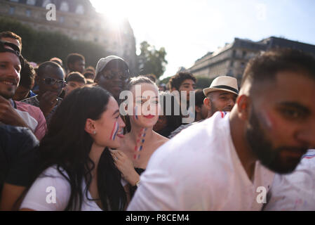 Parigi, Francia. 10 Luglio, 2018. I sostenitori della squadra di calcio francese si riuniranno presso l' Hotel de Ville per guardare la semifinale del Campionato Mondiale di calcio tra la Francia e il Belgio. Des supporters de l'equipe de France de football se rassemblent un Hotel de Ville pour regarder la demi-finale de la Coupe du Monde entre la France et la Belgique. *** La Francia / nessuna vendita di supporti in francese.Credit: Fotografia Idealink/Alamy Live News Foto Stock