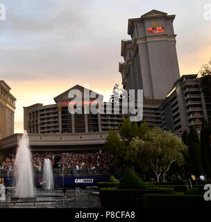 7-8-18. Las Vegas NV. X-Games rider Travis Pastrana rende il terzo salto oltre le fontane di acqua in corrispondenza al Caesars Palace Domenica. Questo è quello di celebrare il lascito di Evel Knievel cercando di superare tre di Knievel è più iconico salta Domenica. Il primo salto è 52 auto a 120 piedi, 2° jump è 16 autobus Greyhound a 155 piedi e l'ultimo è il famoso casinò di Parigi fontane 141 piedi. Pastrana cercherà di superare Knievel's 50 frantumato record auto così come il suo bus 14 record da saltare 16 autobus Greyhound (situato dietro il Planet Hollywood Resort & Casino, Paris Las Vegas e al Bally's Las Vegas) Foto Stock