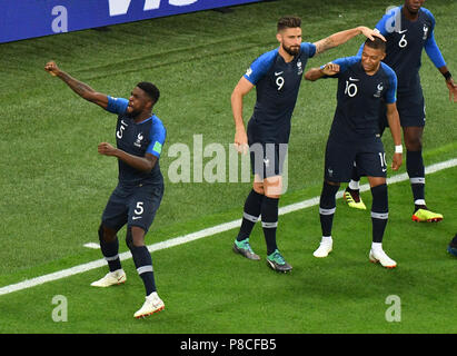 San Pietroburgo, Russia. 10 Luglio, 2018. Samuel Umtiti (1L) della Francia festeggia il punteggio con i tuoi compagni di squadra durante il 2018 FIFA World Cup semi-match finale tra la Francia e il Belgio a San Pietroburgo, Russia, 10 luglio 2018. Credito: Liu Dawei/Xinhua/Alamy Live News Foto Stock