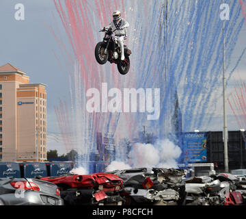 7-8-18. Las Vegas NV. X-Games rider Travis Pastrana fa il suo primo salto di 52 auto a 120 piedi Domenica. Per celebrare l'eredità di Evel Knievel cercando di superare tre di Knievel è più iconico salti. Il primo salto è 52 auto a 120 piedi, 2° jump è 16 autobus Greyhound a 155 piedi e l'ultimo è il famoso casinò di Parigi fontane 141 piedi. Pastrana cercherà di superare Knievel's 50 frantumato record auto così come il suo bus 14 record da saltare 16 autobus Greyhound (situato dietro il Planet Hollywood Resort & Casino, Paris Las Vegas e al Bally's Las Vegas). Quindi Pastrana cappuccio sarà la notte del Foto Stock