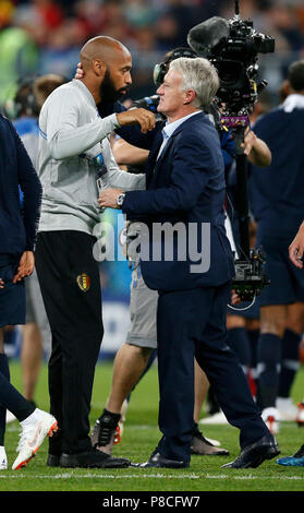 Belgio Assistant Manager Thierry Henry e la Francia Manager Didier Deschamps abbraccio alla fine del gioco durante il 2018 FIFA World Cup Semi Final match tra la Francia e il Belgio a San Pietroburgo Stadium il 10 luglio 2018 a San Pietroburgo, Russia. (Foto di Daniel Chesterton/phcimages.com) Foto Stock