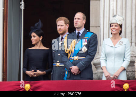 Il royals guarda la RAF 100 celebrazioni dal balcone del Palazzo di Buckingham. Foto Stock