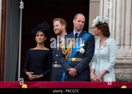 Il royals guarda la RAF 100 celebrazioni dal balcone del Palazzo di Buckingham. Foto Stock