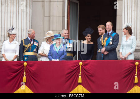 Il royals guarda la RAF 100 celebrazioni dal balcone del Palazzo di Buckingham. Foto Stock